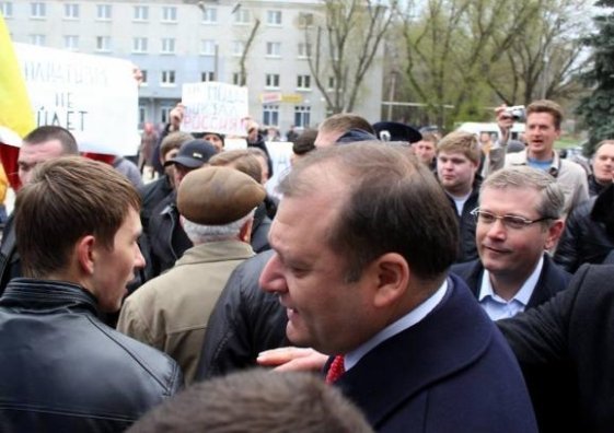 Добкіна закидали яйцями. ФОТО