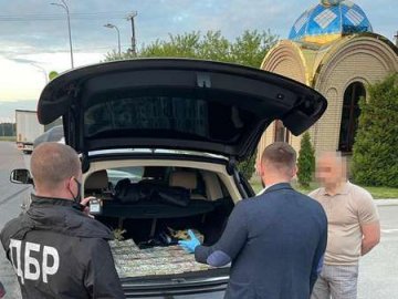 Вилучені з багажника волинського митника 684 тисячі доларів передали на ЗСУ