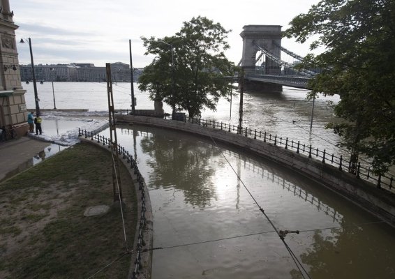Вулиці Будапешта перетворилися на річки. ФОТО. ВІДЕО