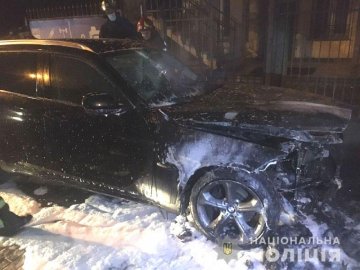 У Рівному власниці салону краси спалили авто і повісили на дереві похоронний вінок. ФОТО
