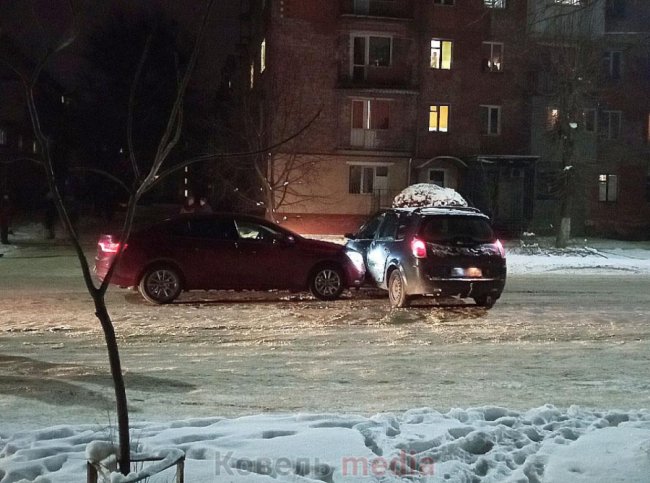 У Ковелі біля церкви зіткнулися два автомобілі. ФОТО