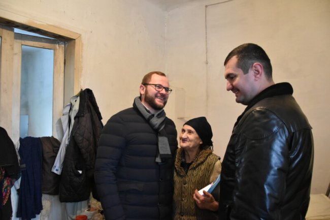 Лучанці, яка 40 років працювала водієм тролейбуса, допомогли з ремонтом. ФОТО