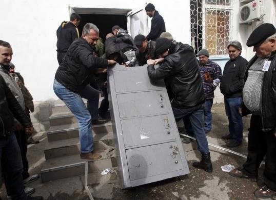 «Зелені чоловічки» окупували штаб ВМС. ФОТО