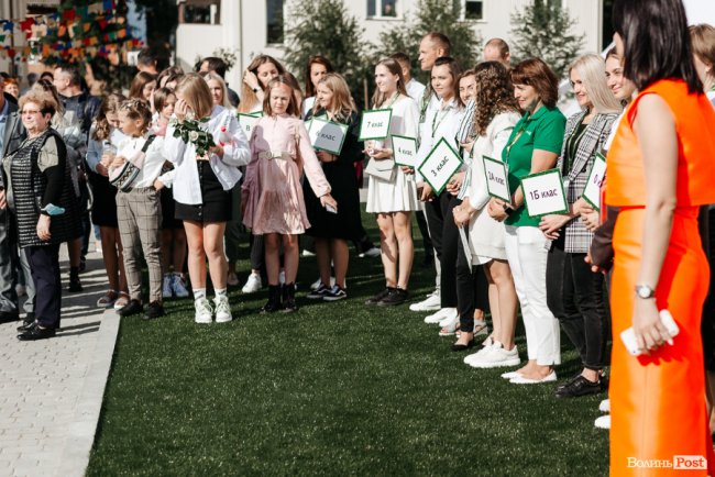 У новій локації і… з котом: як в інноваційній луцькій школі «ThinkGlobal» 1 вересня відзначали. ФОТО* 