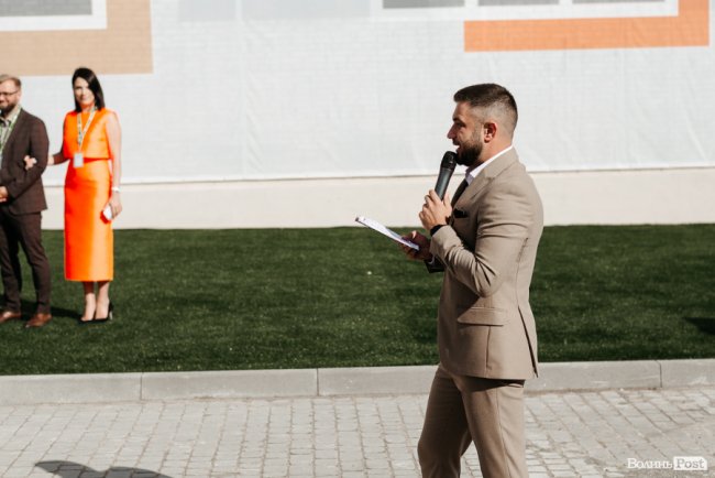 У новій локації і… з котом: як в інноваційній луцькій школі «ThinkGlobal» 1 вересня відзначали. ФОТО* 