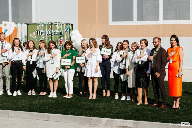 У новій локації і… з котом: як в інноваційній луцькій школі «ThinkGlobal» 1 вересня відзначали. ФОТО* 