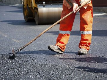 У місті на Волині комунальники ремонтували дорогу в дощ. ВІДЕО