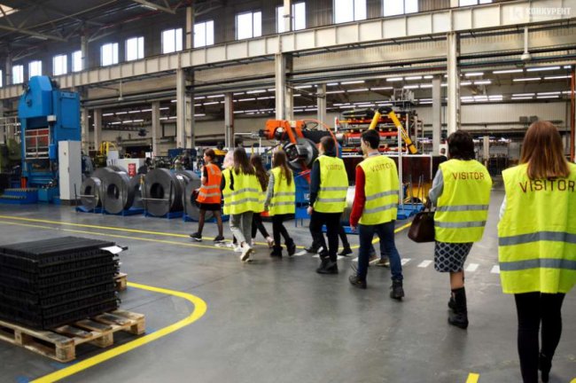 Луцьким школярам показали, як працює великий місцевий завод. ФОТО