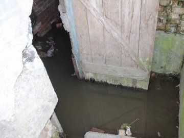 У Нововолинську роками затоплює підвал багатоповерхівки. ФОТО 