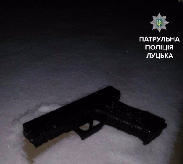 У Луцьку затримали авто з наркотиками та зброєю