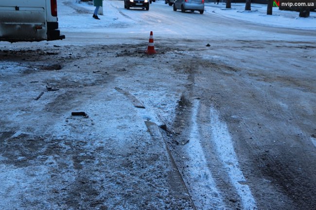 У місті на Волині зіткнулися бус і позашляховик, троє людей – у лікарні. ФОТО