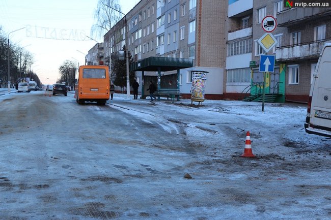 У місті на Волині зіткнулися бус і позашляховик, троє людей – у лікарні. ФОТО