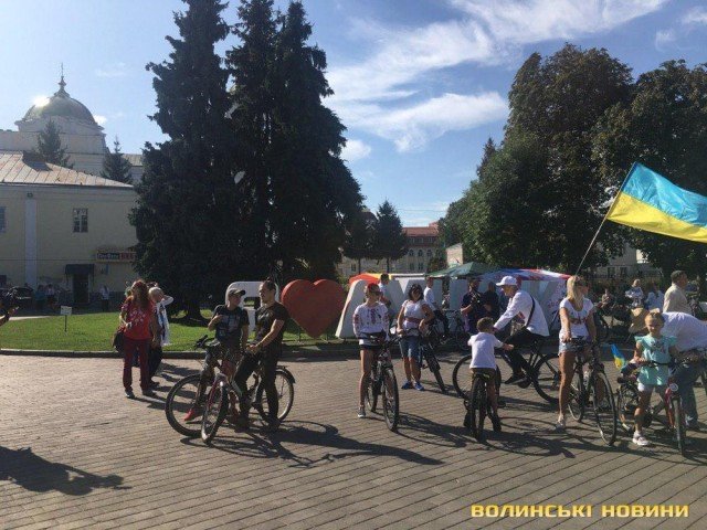 Усміхнені та у вишиванках: сотні лучан на велосипедах проїхалися вулицями міста. ФОТО 