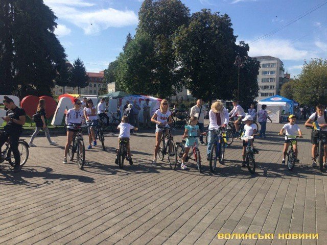 Усміхнені та у вишиванках: сотні лучан на велосипедах проїхалися вулицями міста. ФОТО 