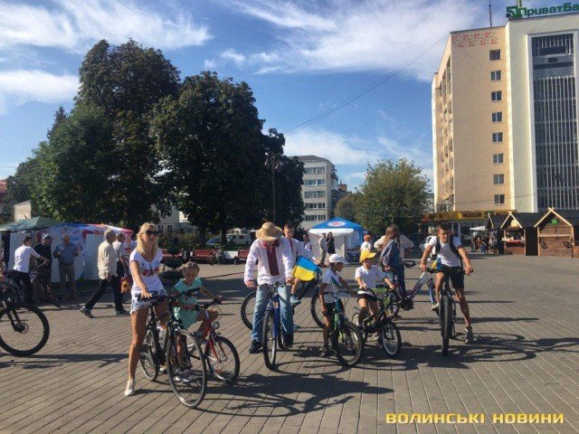 Усміхнені та у вишиванках: сотні лучан на велосипедах проїхалися вулицями міста. ФОТО 