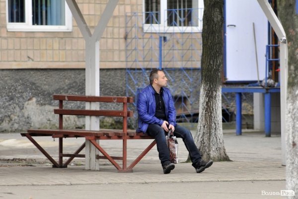 Люди на зупинках. БУДНІ МІСТА