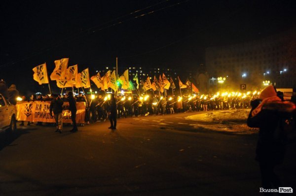 Фаєри, смолоскипи, гасла: Луцьком пройшла хода. ФОТО