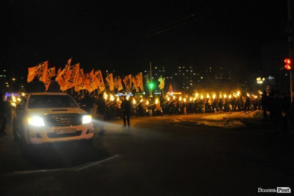 Фаєри, смолоскипи, гасла: Луцьком пройшла хода. ФОТО
