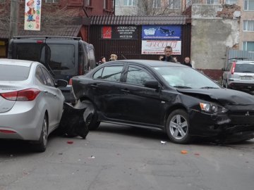 Аварія у центрі Луцька: не розминулися «Мercedes» і «Mitsubishi». ФОТО
