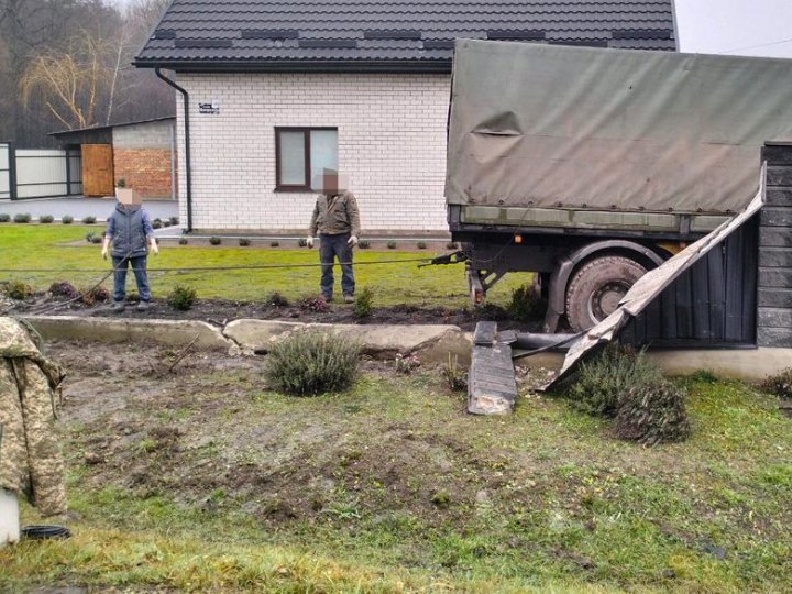На Волині вантажівка Нацгвардії в'їхала у паркан біля будинку: водій загинув
