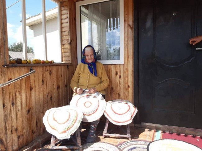 92-річна бабуся з Волині в'яже унікальні автентичні килими. ФОТО