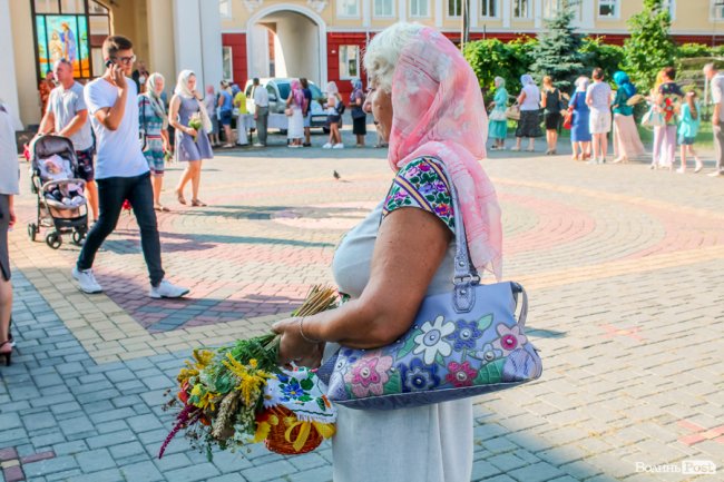 Різнобарв’я квітів та запашний мед: як у Луцьку святять «маковійчики». ФОТО