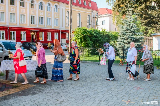 Різнобарв’я квітів та запашний мед: як у Луцьку святять «маковійчики». ФОТО