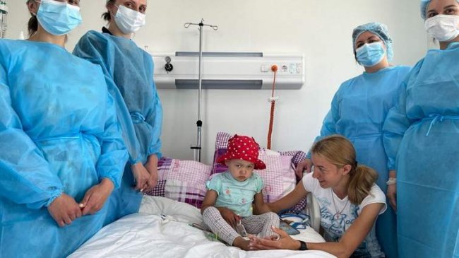У Львові успішно провели першу трансплантацію кісткового мозку 3-річній дівчинці з Волині