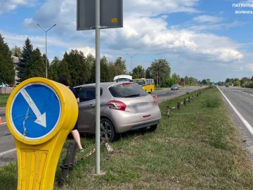 На Волині п'яна водійка влетіла в дорожнє огородження. ФОТО