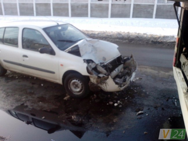 Аварія в Луцьку: легковик «наздогнав» автобус