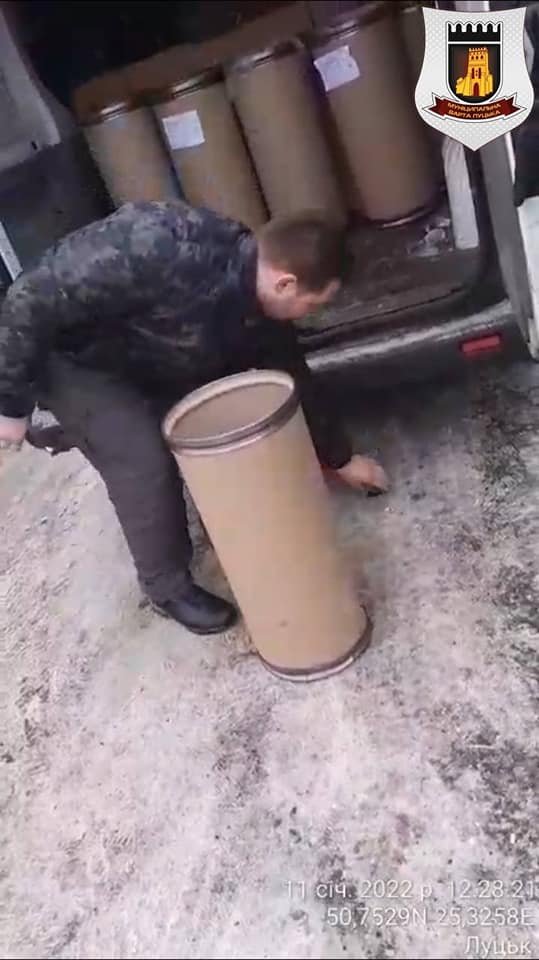 У Луцьку на перехресті з автівки викинули відходи. ФОТО