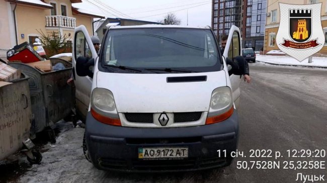 У Луцьку на перехресті з автівки викинули відходи. ФОТО