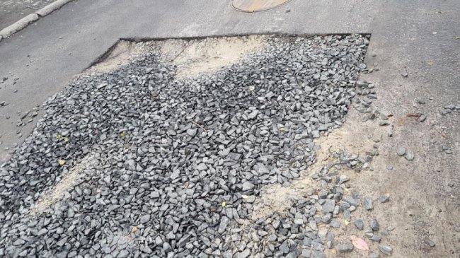 У Луцьку просять залатати небезпечну яму. ФОТО