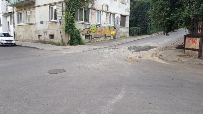 У Луцьку просять залатати небезпечну яму. ФОТО