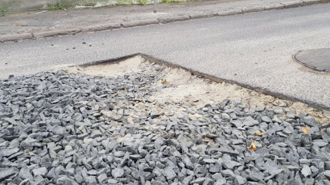 У Луцьку просять залатати небезпечну яму. ФОТО