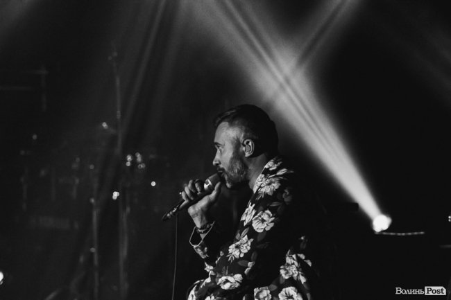 Квітчаста піжама, босі ноги і сотні «дякую»: у Луцьку – «майже квартирник» Бабкіна. ФОТО