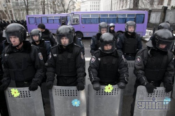 У Києві «розцвіли» щити міліціонерів. ФОТО