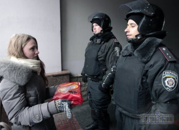 У Києві «розцвіли» щити міліціонерів. ФОТО