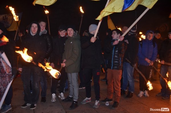 «На деревах замість листя розіпнем сепаратиста», - Марш у Луцьку. ФОТО. ВІДЕО