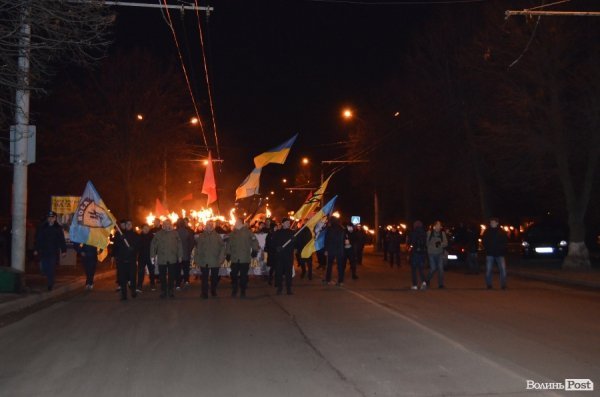 «На деревах замість листя розіпнем сепаратиста», - Марш у Луцьку. ФОТО. ВІДЕО