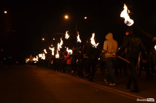 «На деревах замість листя розіпнем сепаратиста», - Марш у Луцьку. ФОТО. ВІДЕО