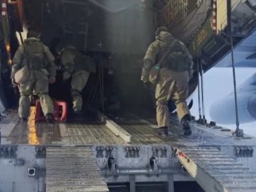 75 літаків цілодобово перекидають війська РФ до Казахстану