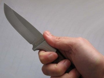 Біля Луцької міської ради чоловік погрожував жінці ножем
