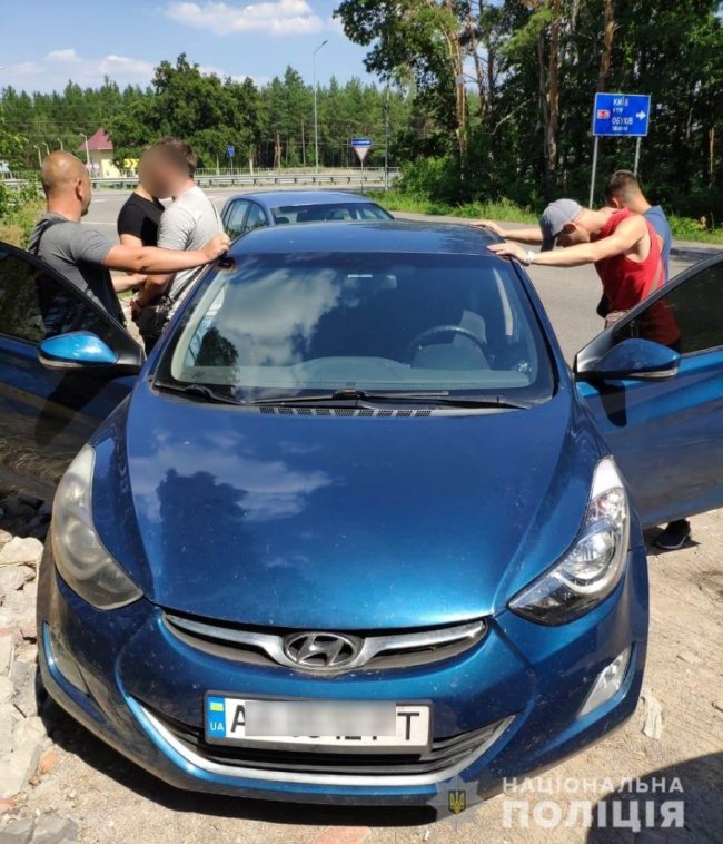 На Київщині чоловік влаштував стрілянину біля зупинки: постраждала 20-річна дівчина