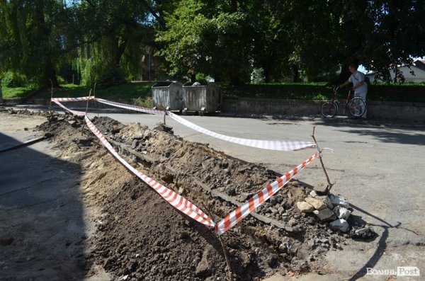 У сквері, в центрі Луцька, знайшли людські рештки. ФОТО