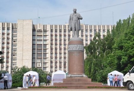 Донецьк поділили влада й опозиція: «регіонали» звозять молодь. ФОТО