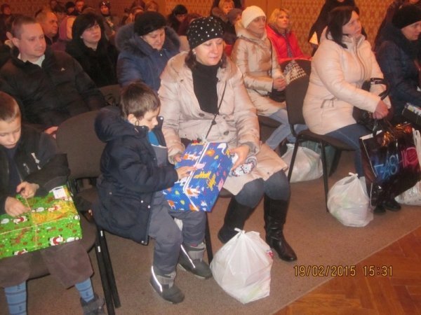 У Луцьку сім'ї мобілізованих в АТО отримали подарунки та продуктові набори. ФОТО