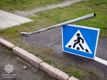 У Ковелі п'яний водій збив дорожній знак та втік