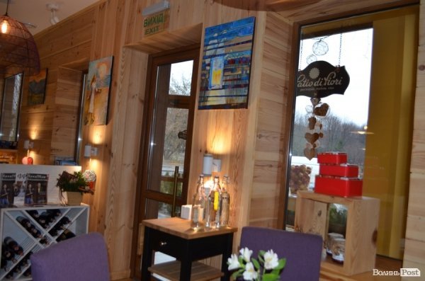 У Луцьку - аукціон картин, гроші з якого витратять на спорядження для Майі Москвич. ФОТО