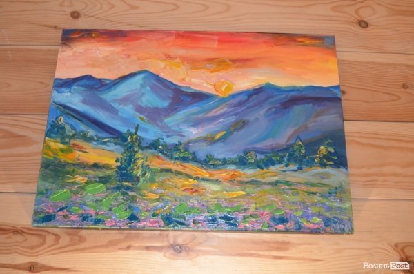 У Луцьку - аукціон картин, гроші з якого витратять на спорядження для Майі Москвич. ФОТО